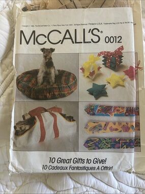 McCALL'S Plaid Small Pet Bed Pattern - Green/Red Plaid